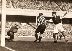Arsenal 4 v 1 SAFC 1937 - Middleton saves from Milne